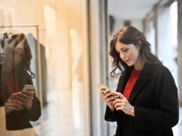 how-digital-first-experiences-are-redefining-consumer-expectations-in-the-uae