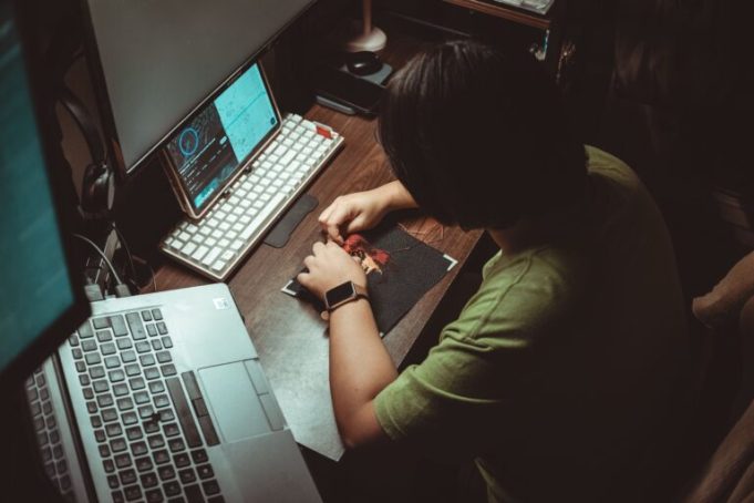 how-to-protect-your-health-while-spending-long-hours-in-front-of-a-computer-screen how-to-protect-your-health-while-spending-long-hours-in-front-of-a-computer-screen
